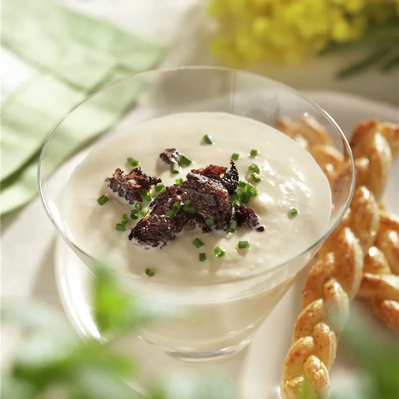 Crema de espárragos blancos con hojaldres