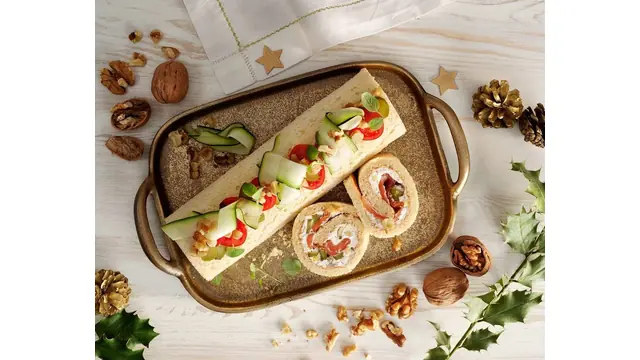 Rollo de salmón, pepinillos y nueces